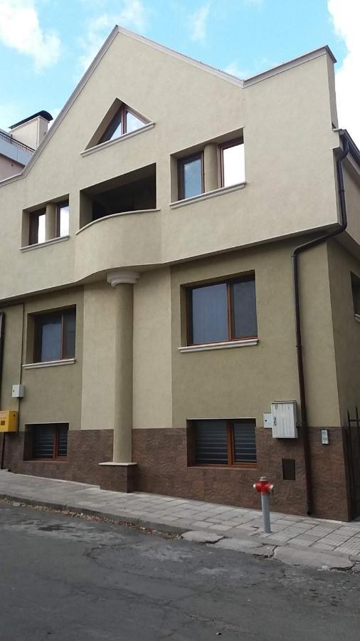 Нощувки Ботеви Schumen Exterior foto